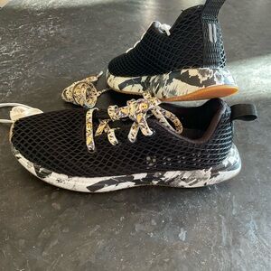 NOBULL Diamond Mesh Runner Black Sneakers with Patterned Interior and sole.